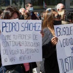 GRAF2404. MARÍN (PONTEVEDRA), 03/04/2022.- Los familiares de los desaparecidos en el buque pesquero Villa de Pitanxo, que naufragó en aguas canadienses de Terranova, y que se saldó con diez muertos, 11, desaparecidos y tres supervivientes, se han vuelto a concentrar en la Alameda de Marín, para reivindicar que se inicien las labores de búsqueda del buque. . EFE / Salvador Sas