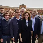 Feijoo con Isabel Diaz Ayuso y Pedro Rollan en la plaza de España en Sevilla.