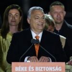El primer ministro húngaro, Viktor Orban, se dirige a sus partidarios en Budapest después de conocer los resultados oficiales de las elecciones legislativas
