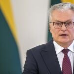 El presidente lituano, Gitanas Nauseda, habla en una rueda de prensa en el palacio presidencial en Vilna
