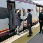 El presidente de la Junta, Juanma Moreno, saluda al el alcalde Francisco Cuenca, a la llegada en tren del acto oficial de apertura del servicio directo de AVE entre Málaga y Granada. Álex Cámara / Europa Press