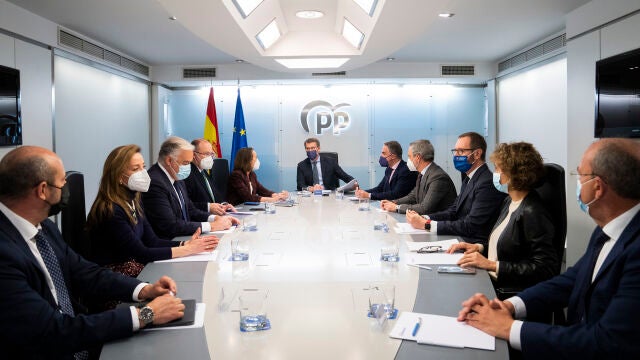 El presidente del PP Alberto Núñez Feijóo mantiene la primera reunión con su Comité de Dirección para analizar la nueva estrategia del partido antes de reunirse esta semana con Pedro Sánchez, este lunes, en la sede del Partido Popular en Madrid.