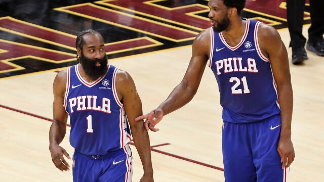 James Harden (izquierda) junto a su compañero Joel Embiid.