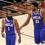 James Harden (izquierda) junto a su compañero Joel Embiid.