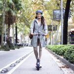 Una usuaria del patinete eléctrico