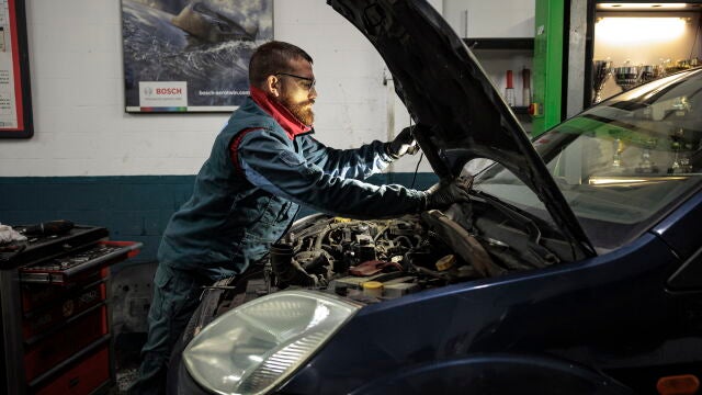 Un mecánico trabaja en un taller de automoción de la Comunidad Valenciana