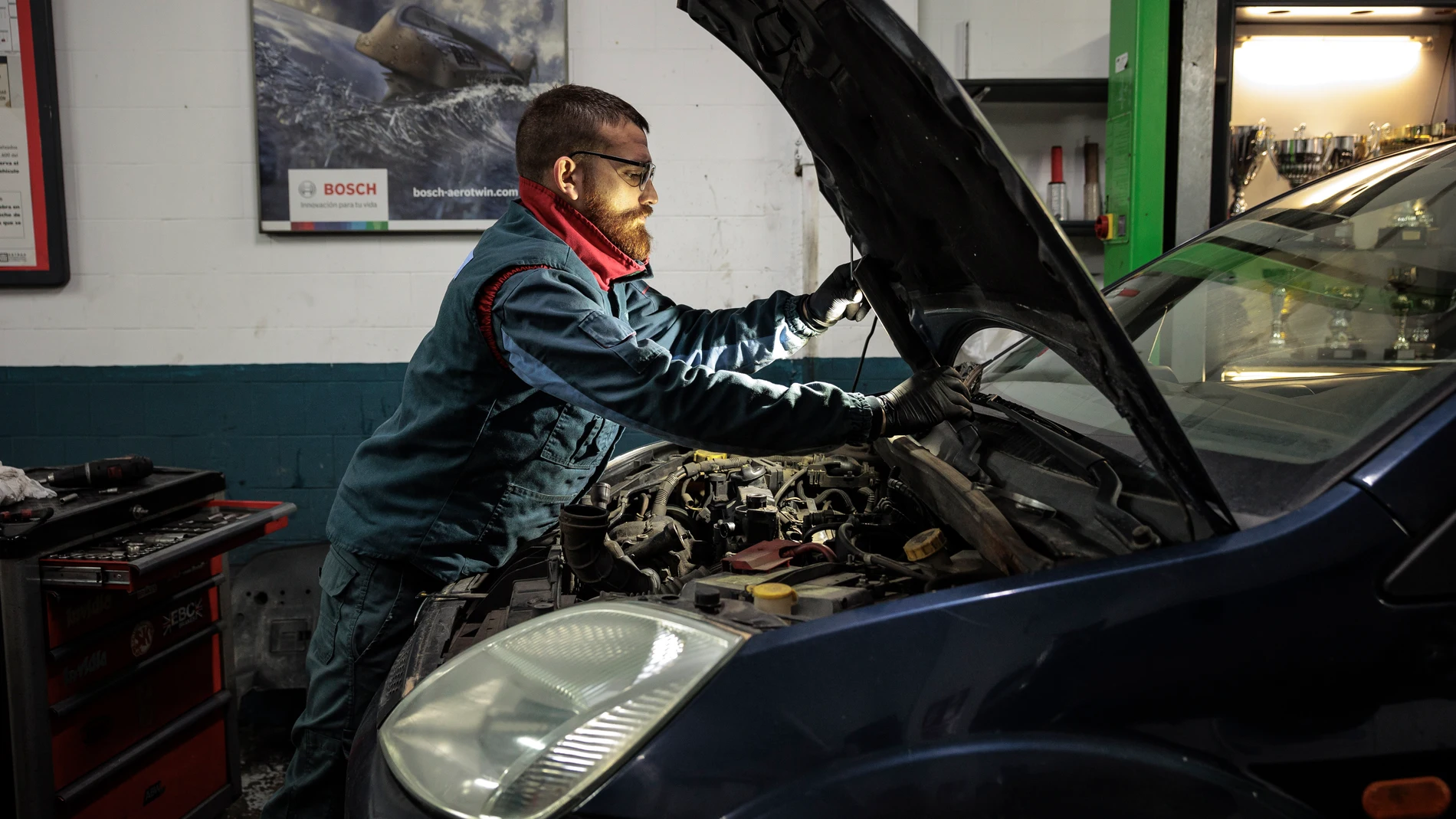 Un mecánico trabaja en un taller de automoción de la Comunidad Valenciana