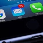 Un 'smartphone' con notificaciones en el "e-mail".