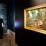 Una persona delante de una maquina que expende perfume durante la inauguración de la exposición "La esencia de un cuadro. Una exposición olfativa" en el Museo del Prado este lunes.