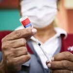 La vacunación es imprescindible para contagiarse de Covid-19 y evitar los peligrosos efectos secundarios que provoca el virus