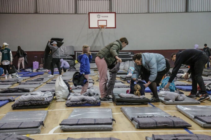 Refugiados ucranianos que huyen de la invasión rusa en su país y que están llegando a la ciudad mexicana de Tijuana para solicitar asilo en Estados Unidos, fueron ubicados este fin de semana en un albergue temporal de la zona norte de esta metrópoli.