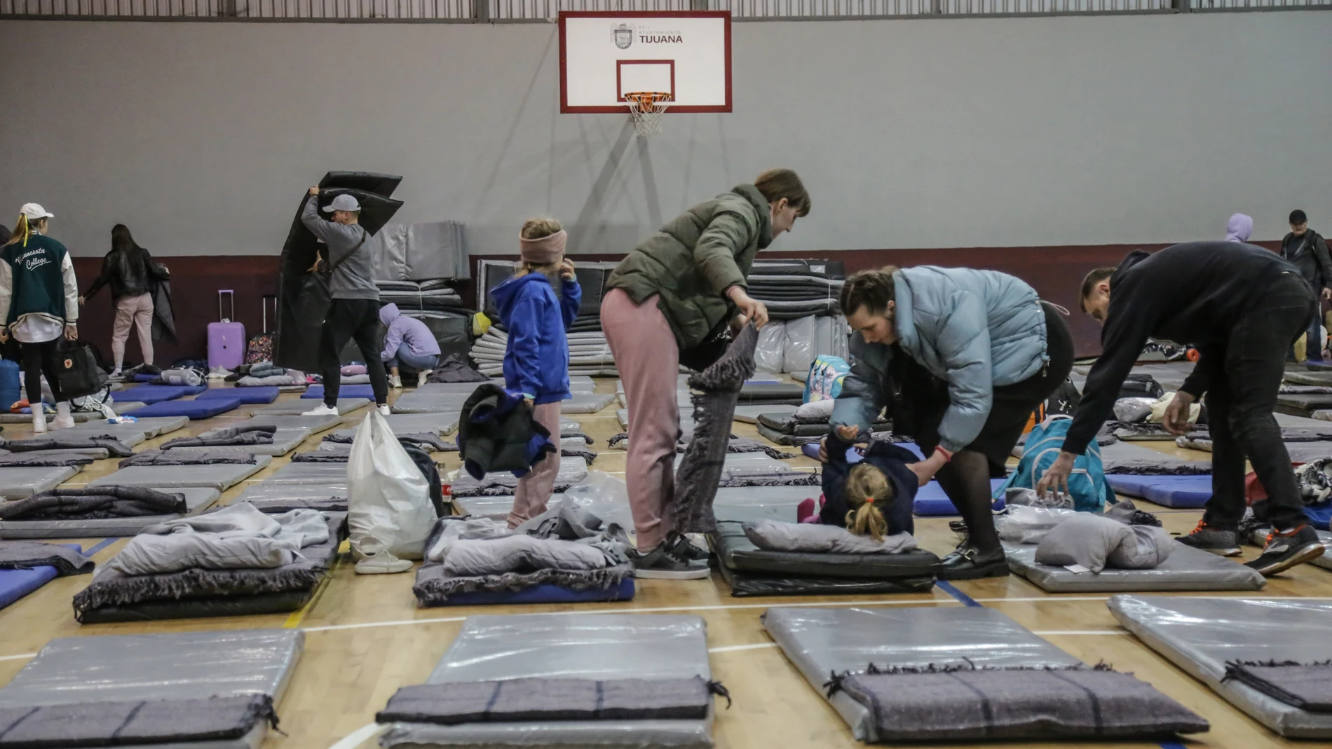 Refugiados ucranianos que huyen de la invasión rusa en su país y que están llegando a la ciudad mexicana de Tijuana para solicitar asilo en Estados Unidos, fueron ubicados este fin de semana en un albergue temporal de la zona norte de esta metrópoli.