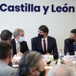 El consejero en funciones de Fomento y Medio Ambiente de la Junta de Castilla y León, Juan Carlos Suárez-Quiñones, el presidente de la Confederación Castellano y Leonesa de Construcción, Javier Vega (I), y el presidente de la Comisión de Vivienda y Urbanismo de CEOE España, Juan Antonio Gómez-Pintado (D), participan en la constitución de la Comisión de Vivienda, Urbanismo y Construcción