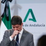 El vicepresidente andaluz, Juan Marín (Cs), emocionado durante la rueda de prensa posterior a la reunión del Consejo de Gobierno donde se ha rendido homenaje a Javier Imbroda. EFE/José Manuel Vidal