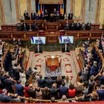 Asistentes aplauden tras la comparecencia telemática del presidente de Ucrania, Volodímir Zelenski, en el hemiciclo del Congreso de los Diputados, a 5 de abril de 2022, en Madrid.