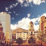 Santiago de Chile, su capital, es una urbe llena de vida