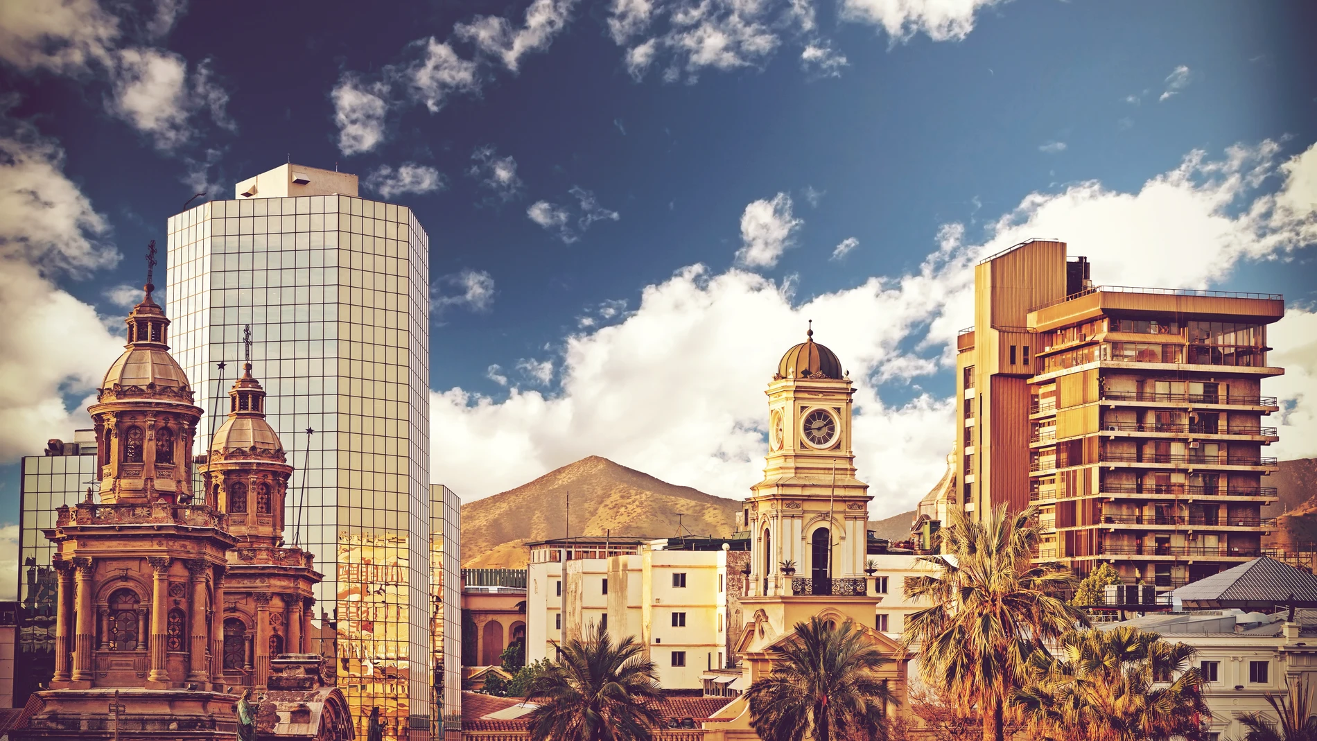 Santiago de Chile, su capital, es una urbe llena de vida