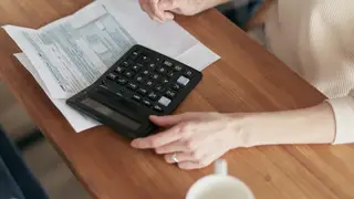 Una contribuyente procede a realizar la declaración de la Renta Una contribuyente procede a realizar la declaración de la Renta