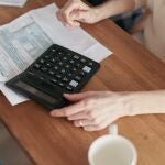 Una contribuyente procede a realizar la declaración de la Renta