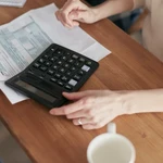 Una contribuyente procede a realizar la declaración de la Renta