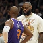 LeBron, que no jugó ante los Suns, dialoga con Chris Paul