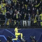 Danjuma celebra con la hinchada del Villarreal el gol ante el Bayern