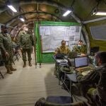 El JEME (centro, de pie) visita al centro de operaciones. BRI X