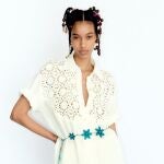 Imagen de la camisa blanca con bordados de Zara.