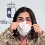 La ministra de Sanidad, Carolina Darias, se pone la mascarilla tras una reunión del Consejo Interterritorial de Salud