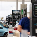 Varios coches hacen cola en una gasolinera en Getafe (Madrid)