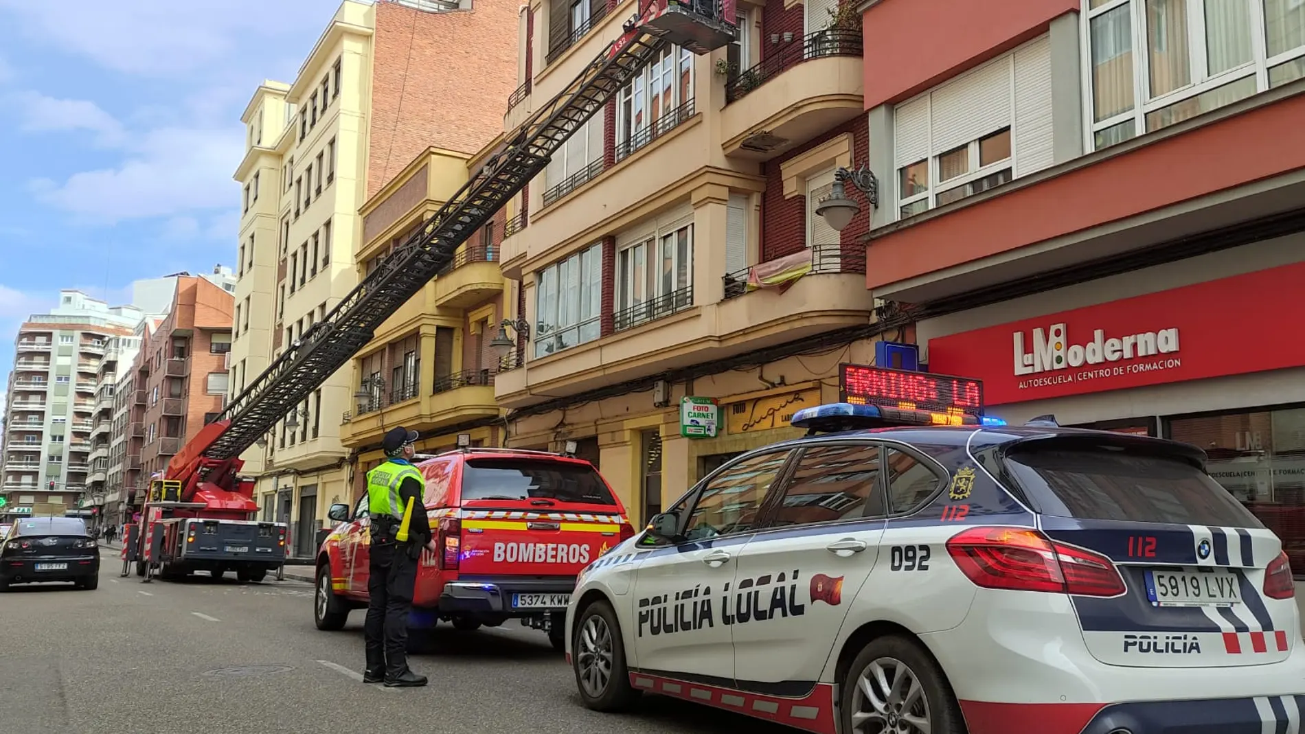 Un hombre resulta herido en la avenida Suero de Quiñones de León tras ser golpeado por el desplome de una cornisa