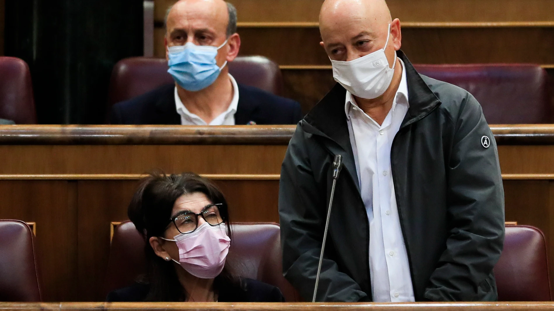 El diputado socialista Odón Elorza (d) durante el pleno del Congreso celebrado este jueves