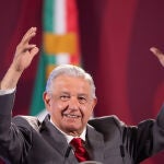 El presidente de México, Andrés Manuel López Obrador, ofrece una rueda de prensa hoy, en Palacio Nacional, en la Ciudad de México. López Obrador calificó este jueves de mentirosos a los legisladores estadounidenses que enviaron una carta al secretario de Estado de Estados Unidos, Antony Blinken, para acusar al Estado mexicano de perseguir a opositores a través de la Fiscalía General de la República (FGR). EFE/Isaac Esquivel