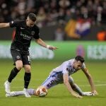 Rafael Santos y Busquets pelean por una pelota