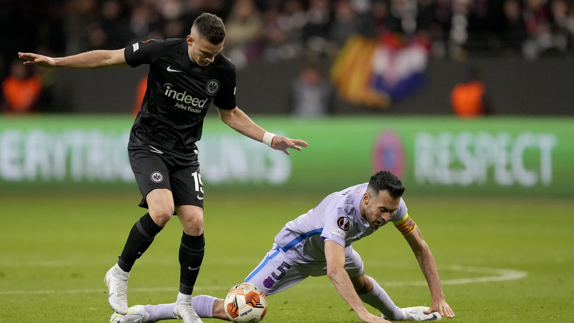 Rafael Santos y Busquets pelean por una pelota