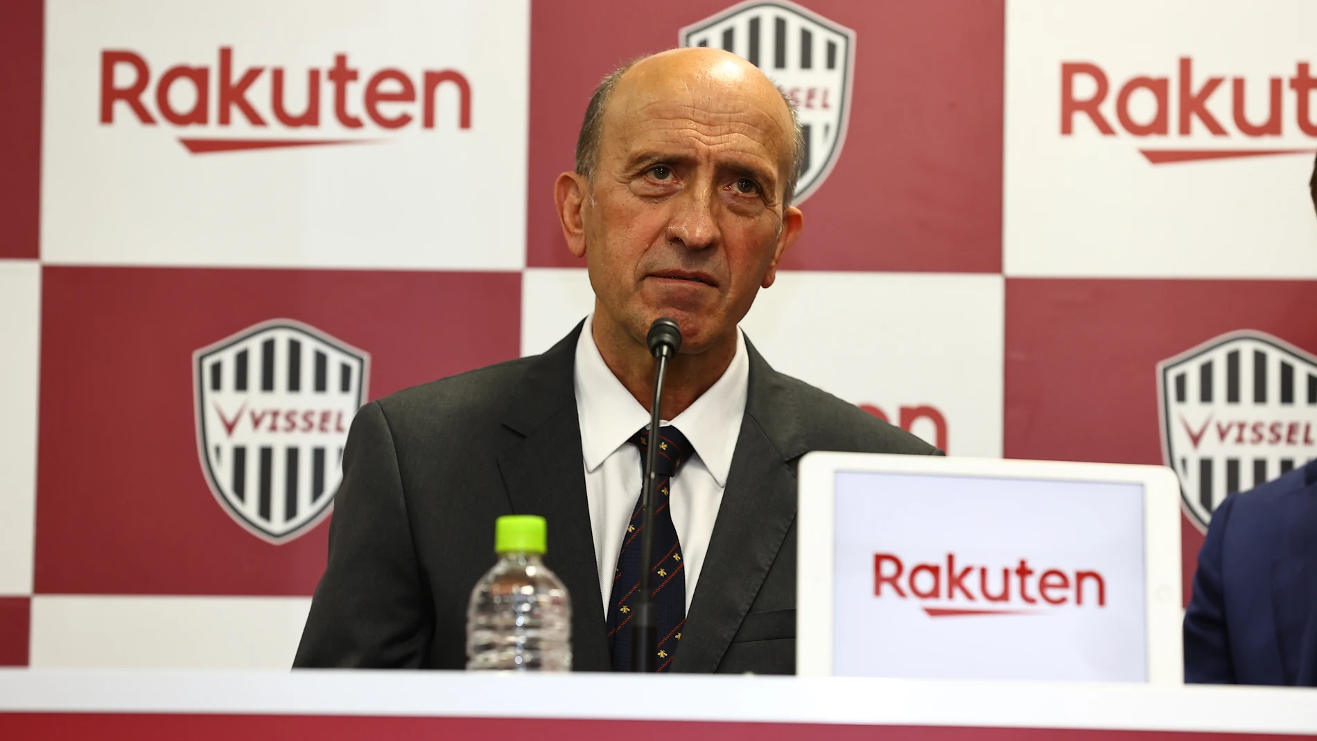 Miguel Ángel Lotina como entrenador del Vissel Kobe.