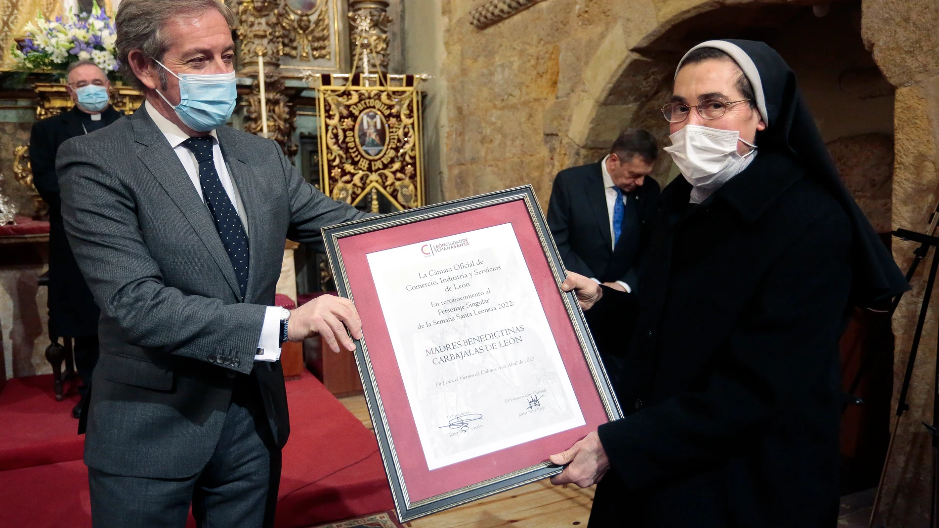 Acto de entrega de la distinción 'Personaje singular de la Semana Santa de León' organizado por la Cámara de Comercio, que en esta edición 2022 se otorga a las Madres Benedictinas (Carbajalas de León). En la imagen, el presidente de la Cámara de Comercio, Javier Vega, entrega el galardón a la Madre Abadesa, sor Ernestina