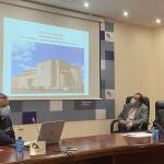 El obispo de Osma-Soria, Abilio Martínez, y el presidente de la Diputación de Soria, Benito Serrano, tras la firma del acuerdo junto a José Sala Pérez, delegado de Patrimonio de la Diócesis