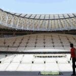 Un empleado en uno de los estadios del Mundial de Catar