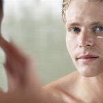 Cuidado de ojeras en hombrs
