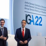 (I-D)El presidente, Jose Ignacio Goirigolzarri, y el consejero delegado, Gonzalo Gortázar Rotaeche, hablan con un accionista en la Junta General