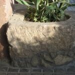 Ponferrada rescata la pila bautismal de la desaparecida ermita del Sacramento que durante más de 50 años sirvió como jardinera en una casa particular