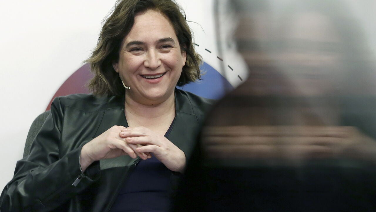 Colau se apropia de la bajada del precio del transporte público de ...