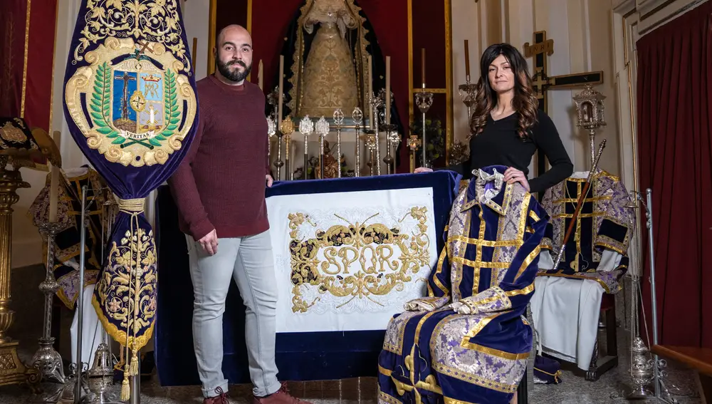 Adrian y Sonia, diseñador y jefa de taller de la Hermandad Procesion del Silencio