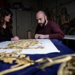 Adrian y Sonia, diseñador y jefa de taller de la Hermandad Procesion del Silencio