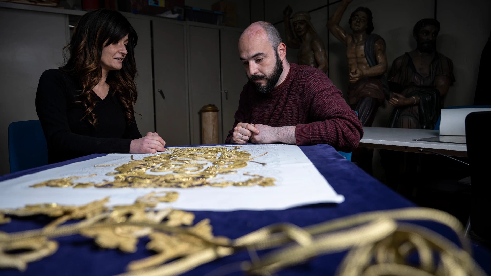Adrian y Sonia, diseñador y jefa de taller de la Hermandad Procesion del Silencio