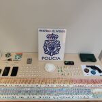 Los agentes llevaron a cabo dos registros domiciliarios en donde se incautaron de 100 gramos de cocaína, gran parte de ellos, perfectamente preparados en dosis para su reparto