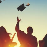 Universitarios celebrando graduación
