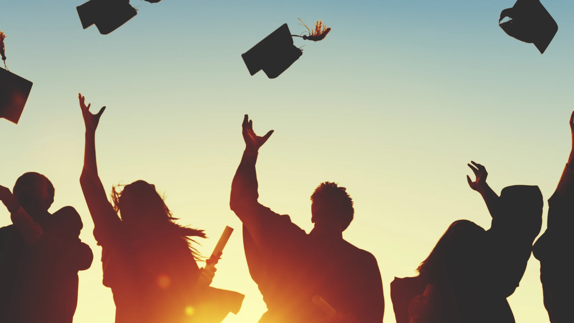 Universitarios celebrando graduación
