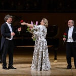 Jonas Kaufmann ofrece una rosa a la soprano Diana Damrau mientras Helmuy Deutsch observa la escena